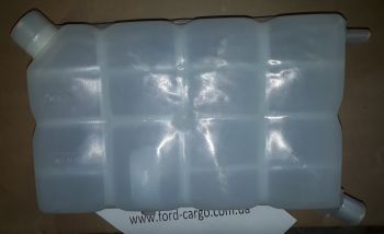 Расширительный бачек под капотом Ford Cargo